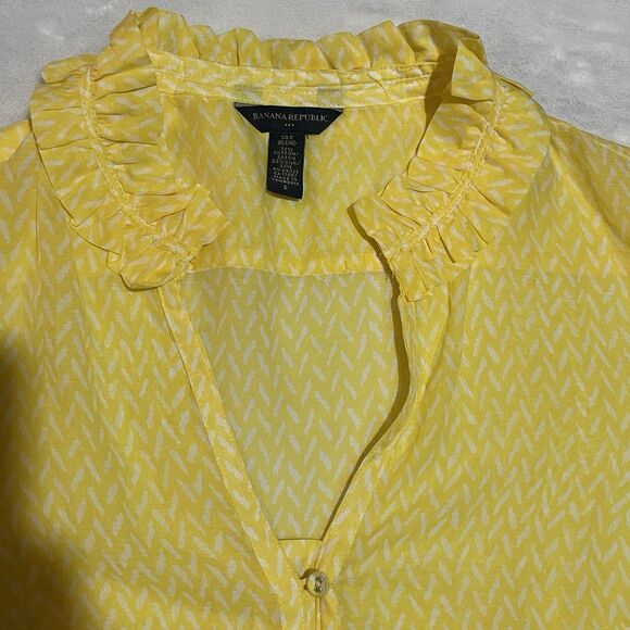 Banana Republic Small Silk Blend Chevron Button Blouse Yellow Short Sleeve - Picture 4 of 6